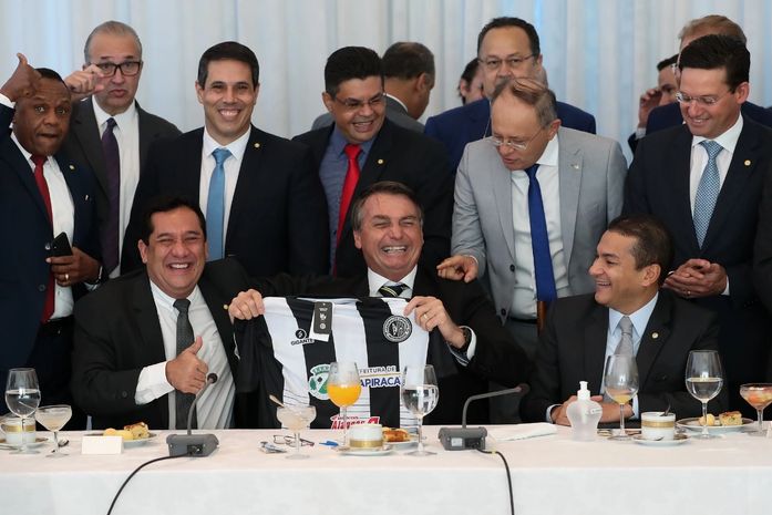 Severino Pessoa presenteia Jair Bolsonaro com camisa do ASA