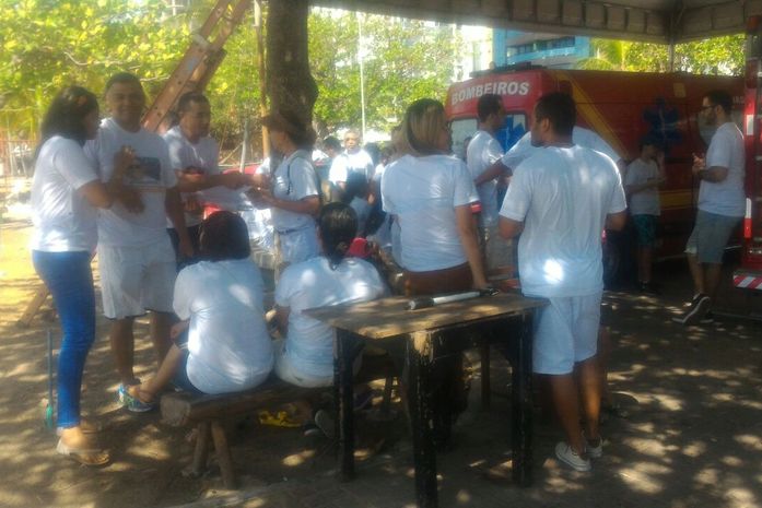 Familiares se concentram na orla da Pajuçara