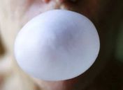 Menina morre engasgada com chiclete em shopping