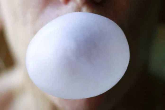 Menina morre engasgada com chiclete em shopping