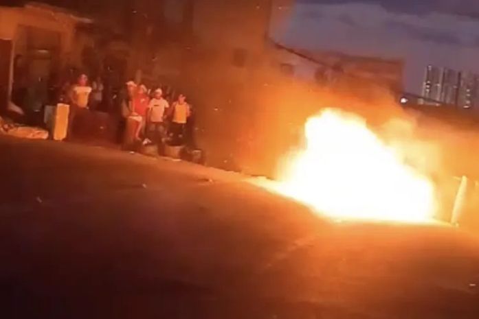 Moradores do Morro do Ary realizam protesto contra a falta de água