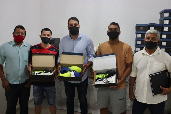 Prefeitura de Santana do Mundaú realiza entrega de uniformes e materiais esportivos