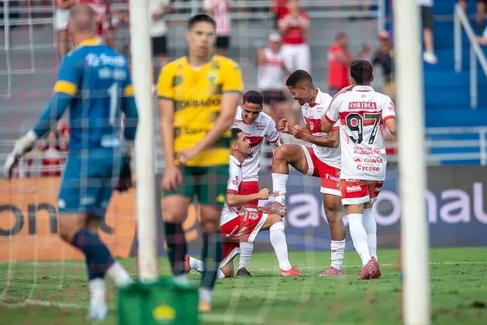 Técnico do Cuiabá revela surto de gastroenterite em 11 jogadores antes de partida contra o CRB: "Muito esquisita"