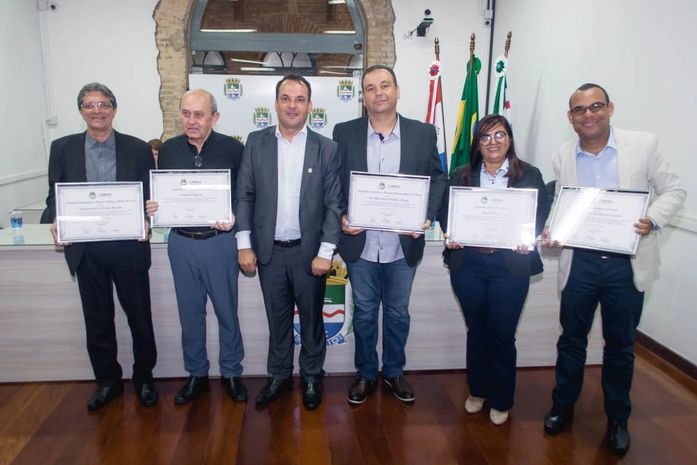 Foram agraciadas cinco pessoas com as comendas Amiga da Criança, Conselheiro Tutelar Gonçalo Minin de Lins e Zilda Arns Neumann.
