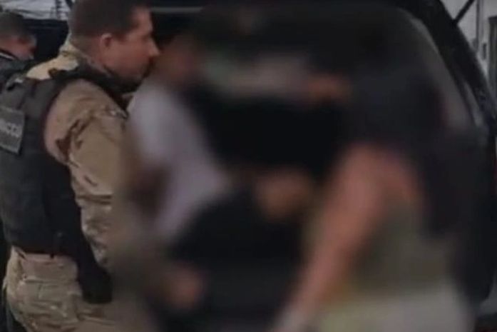 Mulher se revolta durante prisão de filho na Operação Pavio Curto: ‘Esqueça que você tem mãe’