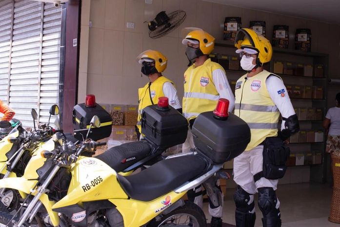 Homem é detido por populares e preso após tentar invadir residência no Jacintinho