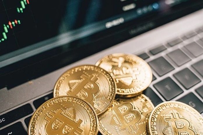 Explorando o Universo das Altcoins: Vantagens, Desafios e Estratégias no Comércio de Criptomoedas