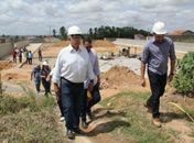 Teófilo realiza visita à obra da Praça da Juventude, no João Paulo II