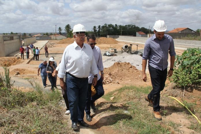 Teófilo realiza visita à obra da Praça da Juventude, no João Paulo II