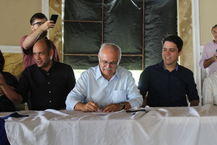 Teófilo sanciona lei que liquida dívidas dos agricultores e autoriza novo crédito