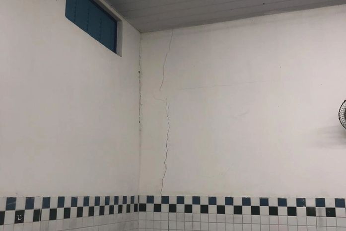 Localizada próximo ao Pinheiro, Escola Bom Conselho tem área interditada por conta de rachaduras