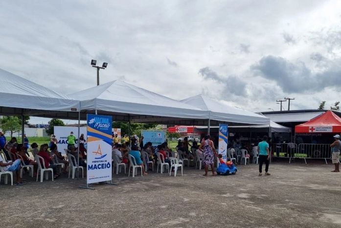 Ônibus da vacina estaciona na Ponta da Terra neste sábado (19)