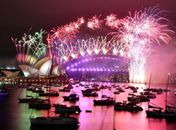 Fogos de artifício explodem no alto de ruas vazias, na Austrália
