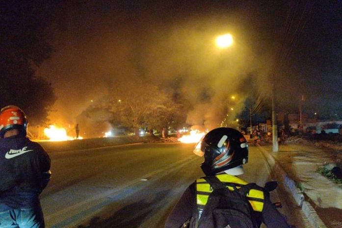 Moradores realizam protesto e bloqueiam Avenida Durval de Góes Monteiro em Maceió
