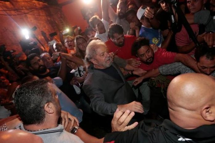 Preso, Lula deixa Sindicato dos Metalúrgicos e segue para o aeroporto de Congonhas