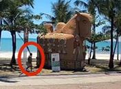 Imagens mostram suspeito de incendiar a escultura Boi Bumbá no Jaraguá, em Maceió