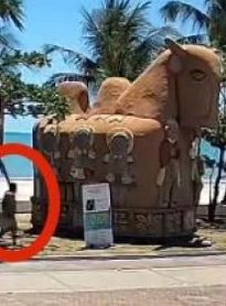 Imagens mostram suspeito de incendiar a escultura Boi Bumbá no Jaraguá, em Maceió