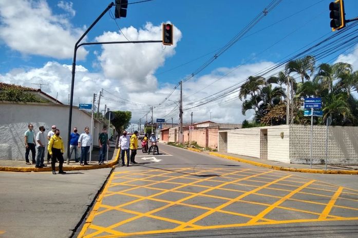 SMTT Arapiraca instala semáforo em cruzamento no bairro Primavera