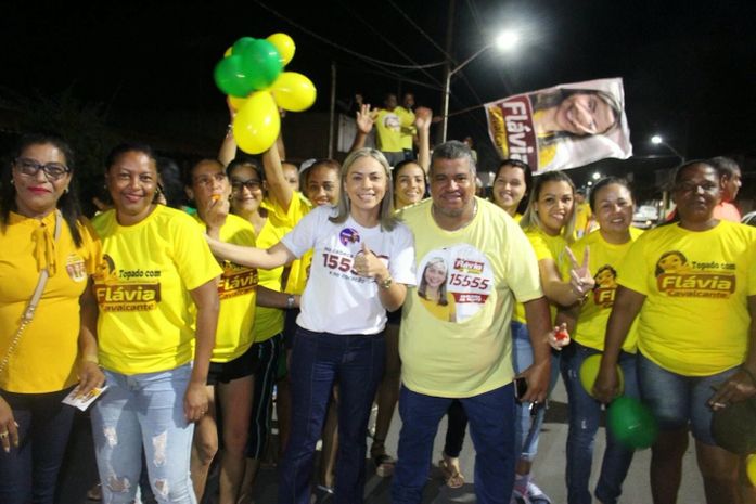 Flávia Cavalcante movimenta ruas de Paripueira com seu primeiro adesivaço no município