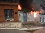 ‘Perdi tudo’: casa é destruída por incêndio em Maceió; veja vídeo 