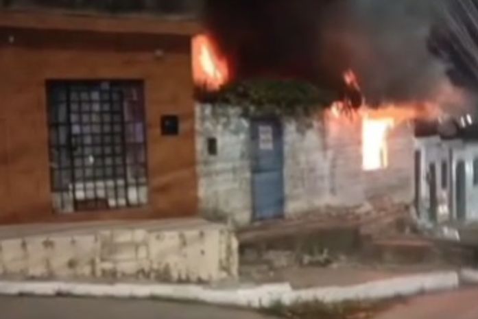 ‘Perdi tudo’: casa é destruída por incêndio em Maceió; veja vídeo