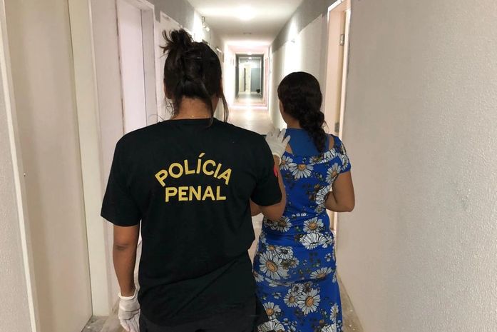 Mulher é presa ao tentar entrar em presídio com droga escondida no ânus