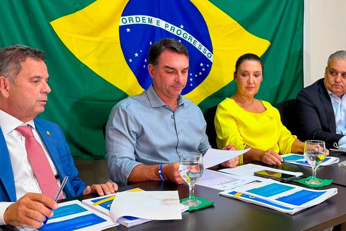 Flávio Bolsonaro e Alfredo Gaspar destacam combate ao crime organizado e proteção às mulheres em apresentação de plano de governo