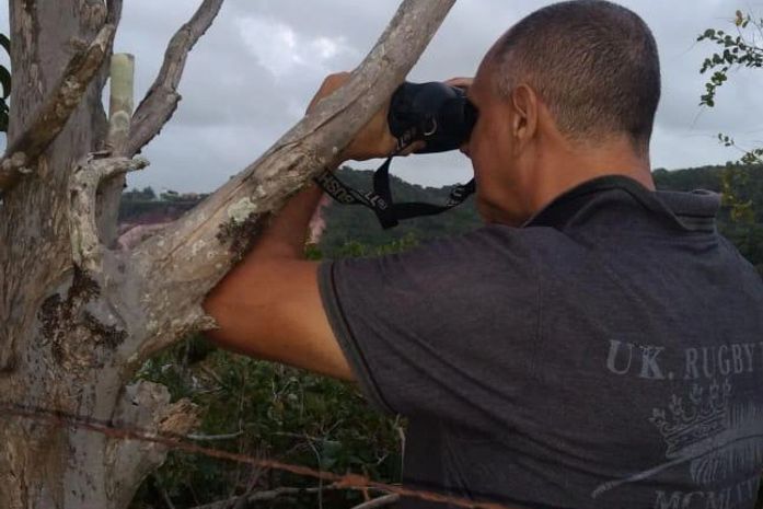 Policial observa movimentação de pescadores
