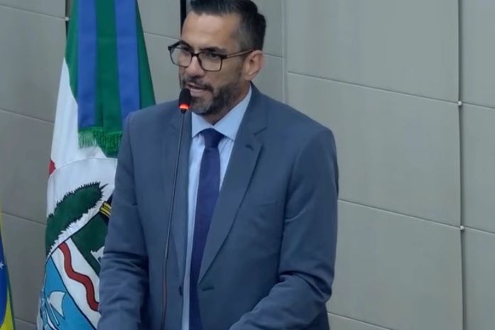 Vídeo: votação de título para Flávio Bolsonaro termina em bate-boca na Câmara de Maceió