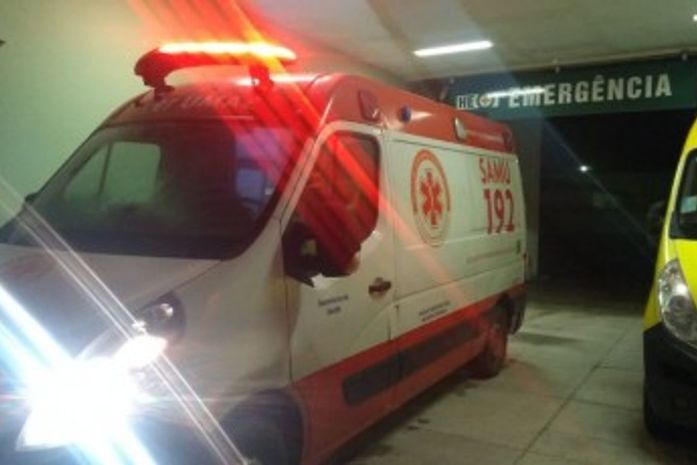 Durante briga, jovem fica ferido após ser esfaqueado por menor de 16 anos