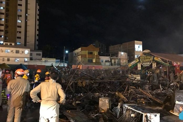 Incêndio atinge mais de 20 barracas no Parque do Povo
