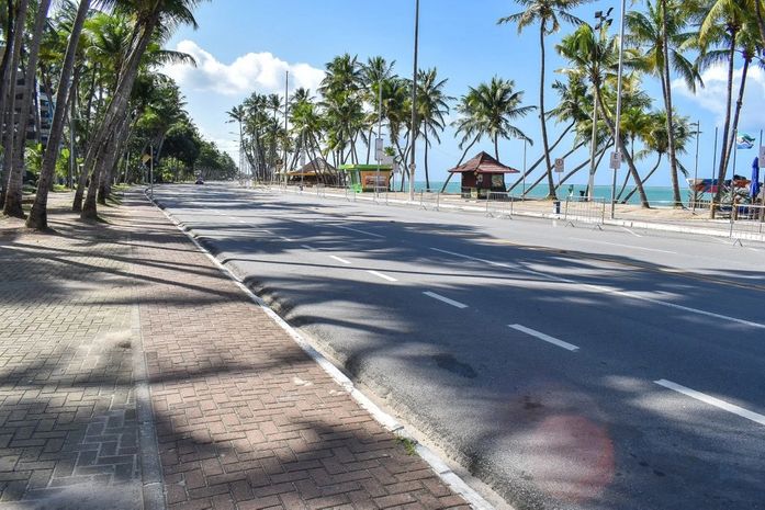Orla foi liberada para prática de atividade física e banho de mar com o início da fase laranja.