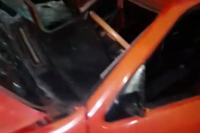 Acidente deixa uma pessoa gravemente ferida e carro destruído na BR-104