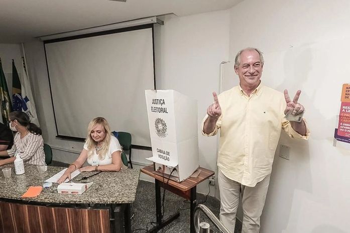 Ciro Gomes vota em Fortaleza
