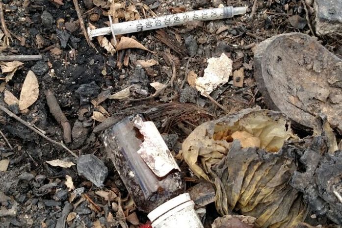 Seringas e outros materiais foram flagrados no lixão