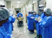 Monsenhor Rubião é aplaudido pela equipe médica ao deixar hospital em Maceió.