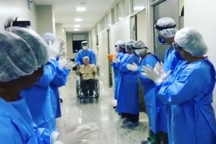 Monsenhor Rubião é aplaudido pela equipe médica ao deixar hospital em Maceió.