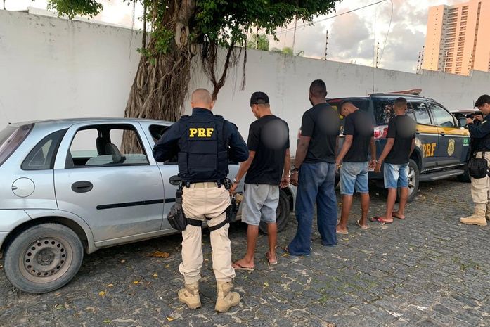 PRF prende quatro homens e recupera veículo roubado na cidade de Satuba