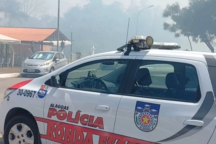 PMs e bombeiros salvam vários cães e gatos de incêndio em residência, na capital