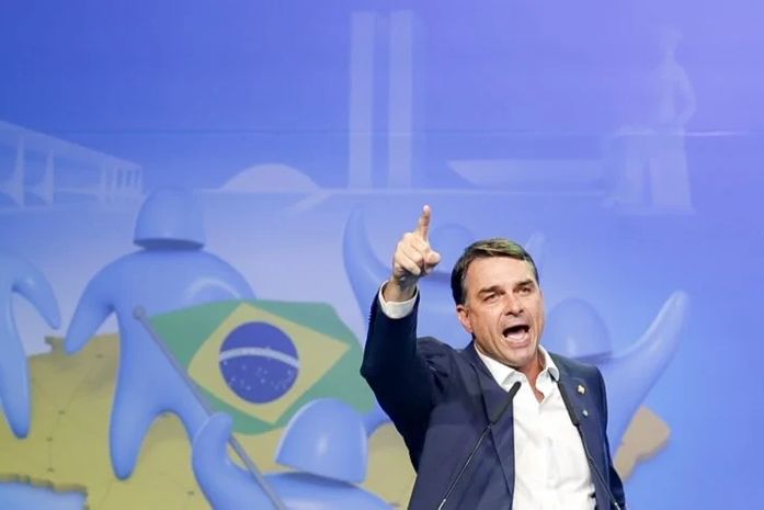 Em desespero, direita procura discurso para salvar candidatura de Flávio Bolsonaro