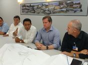 Prefeito ladeado dos deputados, ministro e superintendente da Caixa detalha projeto