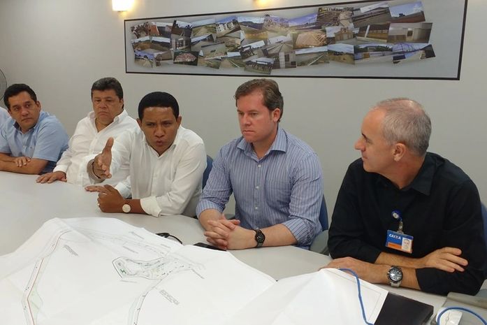 Prefeito ladeado dos deputados, ministro e superintendente da Caixa detalha projeto