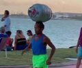 Homem corre com botijão de gás na cabeça na orla de Ponta Verde e viraliza nas redes sociais