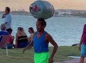 Homem corre com botijão de gás na cabeça na orla de Ponta Verde e viraliza nas redes sociais