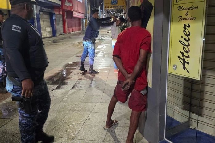 Vigilante aciona totem de videomonitoramento após alarme de loja disparar no Centro de Maceió