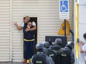 Bandidos fazem reféns por 4 h em agência dos Correios em SP