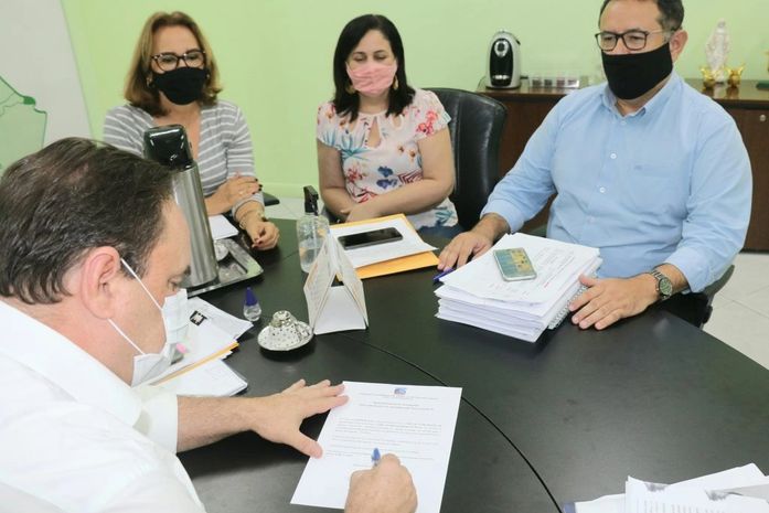 Prefeitura de Arapiraca assina documento para compra de 200 mil doses da vacina contra a Covid-19