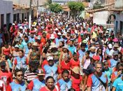 Imagem de São Sebastião é acompanhada por milhares de fiéis durante caminhada em Jequiá da Praia