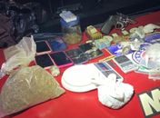 Materiais apreendidos com suspeitos dentro de condomínio em Maceió