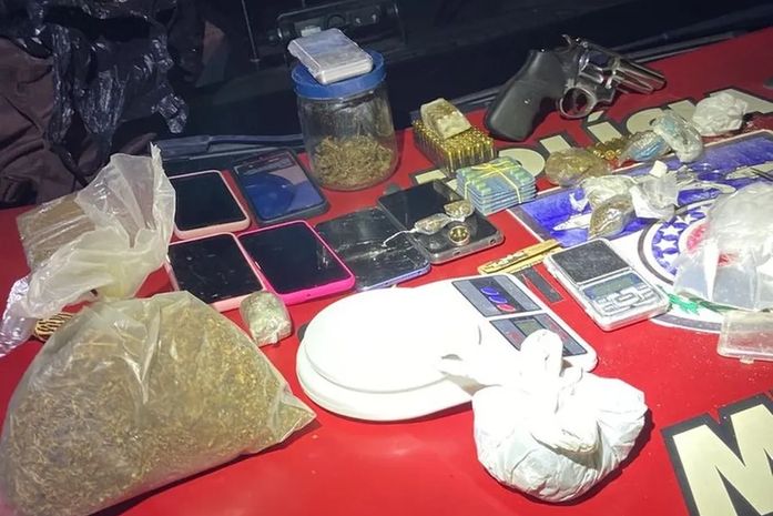 Materiais apreendidos com suspeitos dentro de condomínio em Maceió